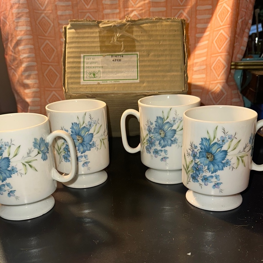 Classic Blue and White Floral Dining Mugs Set
